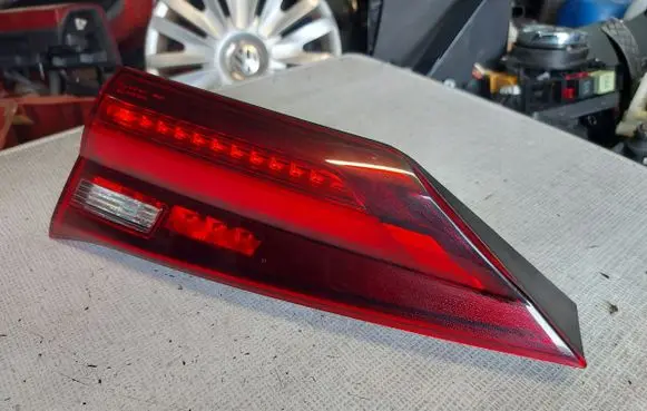 Tailgate rear/tail lights