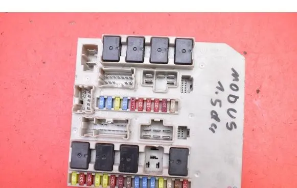 Renault Clio III Fuse box set 233293F