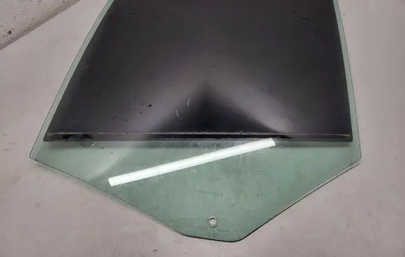 Volvo XC90 Rear door window glass 43R001105
