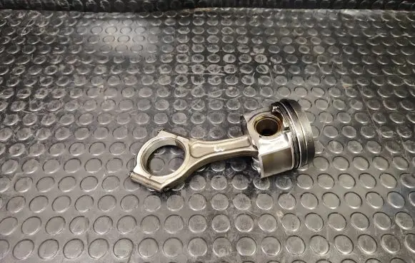 Subaru Outback Piston with connecting rod B4XT