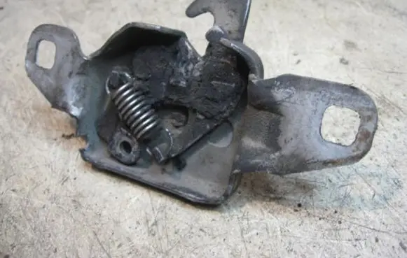 Engine bonnet/hood lock/catch