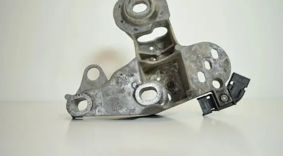 Audi A4 S4 B5 8D Engine mounting bracket 4B0199352B