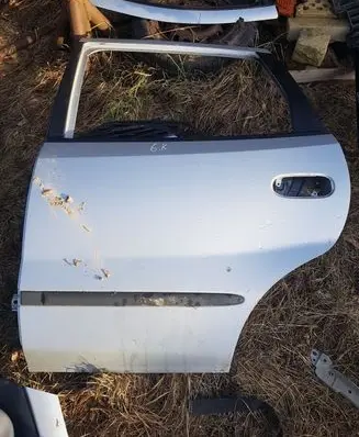 Nissan Almera Tino Rear door