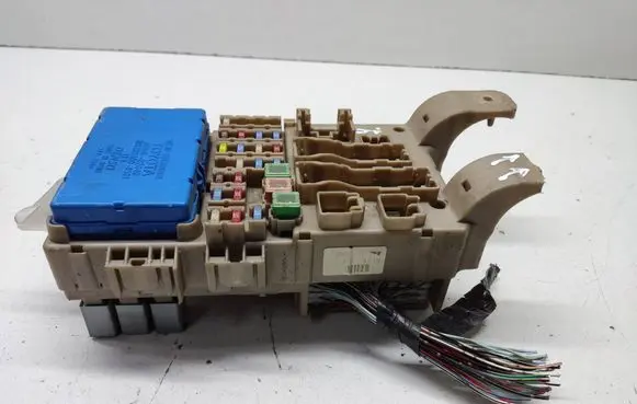 Toyota Corolla E120 E130 Fuse module 8264102040 MB2323008521 9008087019