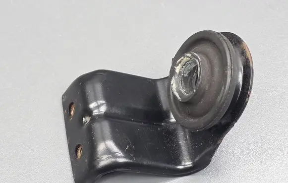 Suzuki Swift II Radiator mount bracket 