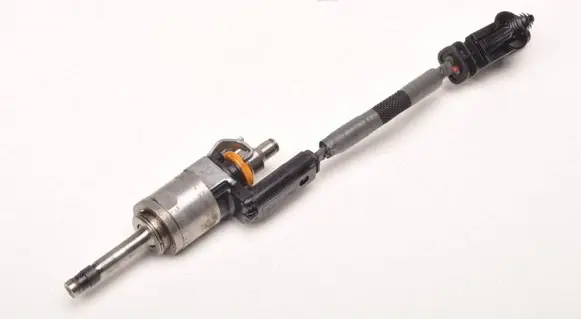 Volvo XC60 Fuel injector 32140073