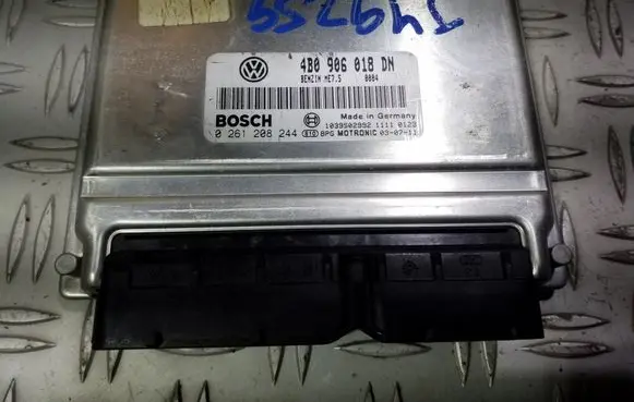 Volkswagen PASSAT B5.5 Engine control unit/module 4B0906018DN 0261208244 1039S02992