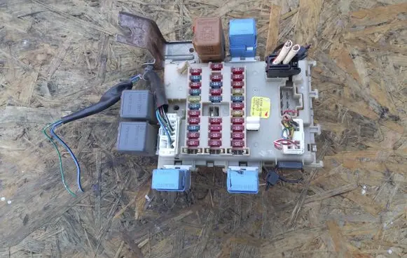 Nissan Primera Fuse module 24350AV700