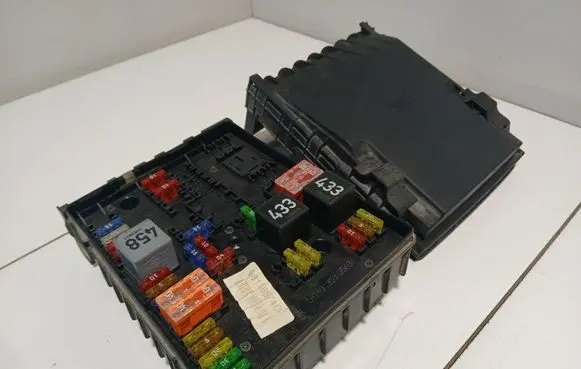 Volkswagen Golf V Fuse module 1K0937124K