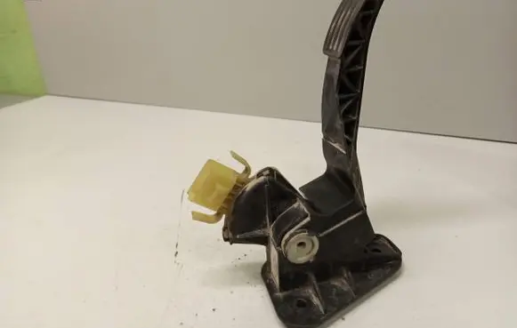 Accelerator throttle pedal