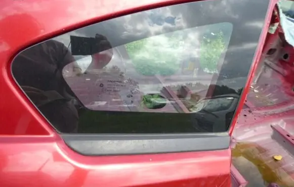 Dodge Caliber Rear side window