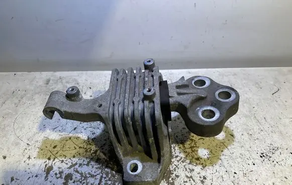 Jeep Cherokee Engine mount bracket P68102283AG 3354
