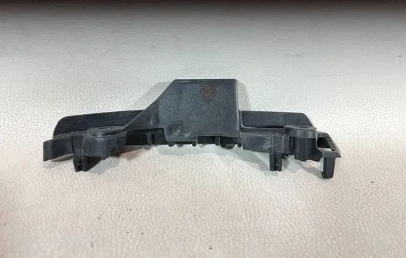 BMW 5 G30 G31 G38 Front bumper mounting bracket 7385349