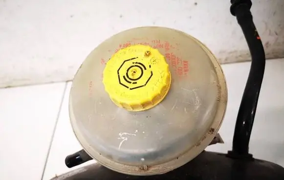 Audi A6 S6 C5 4B Brake fluid reservoir 8E0611301