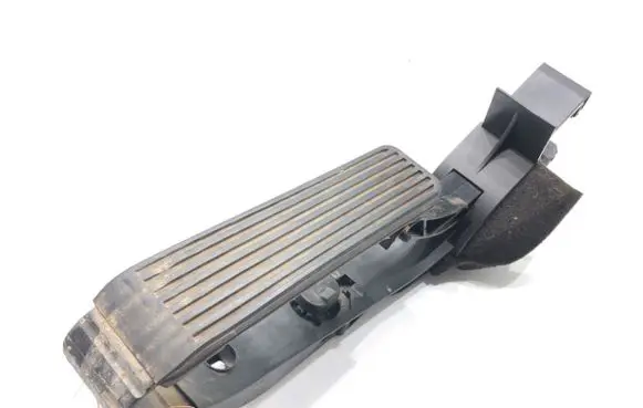 Accelerator throttle pedal