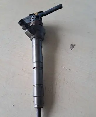 Volkswagen PASSAT B7 Fuel injector 03L130277J