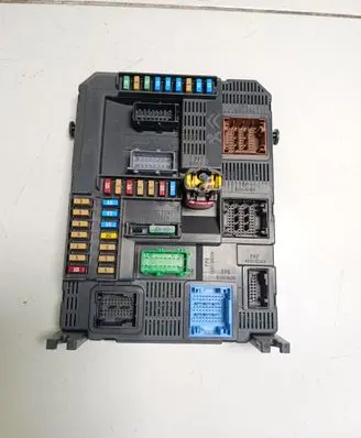 Peugeot 208 Fuse module 9819850080