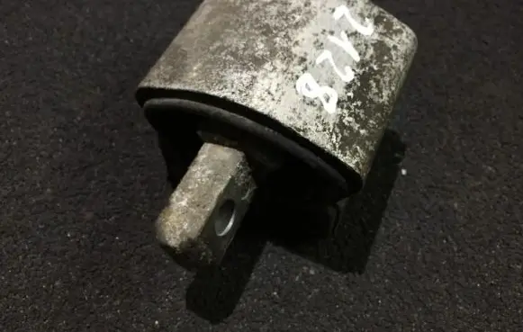 Mercedes-Benz S W220 Engine mount bracket