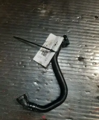 Volkswagen Tiguan Breather hose/pipe 06J103221