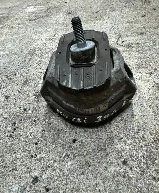 BMW 5 E60 E61 Engine mount bracket 6774620