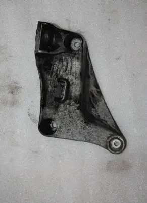 BMW 5 E39 Engine mounting bracket 6750441 13807410 03T072
