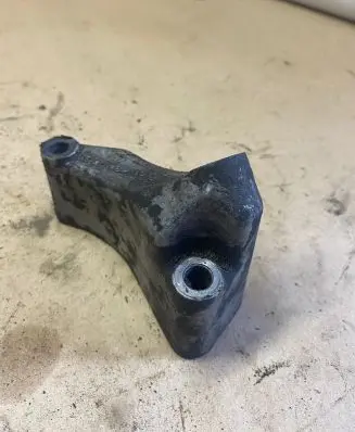 Mercedes-Benz E W211 Engine mounting bracket A6112340239 154039
