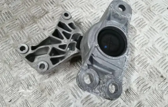 Engine mount vacuum valve