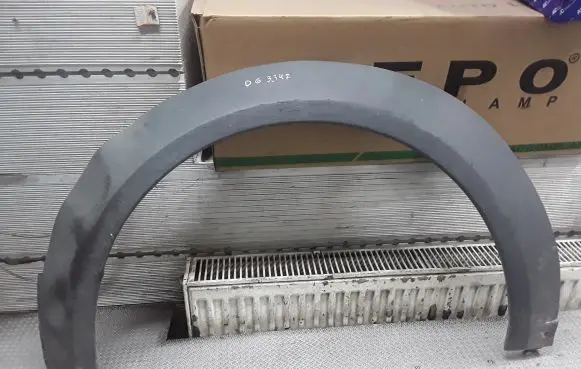 Rear fender molding trim