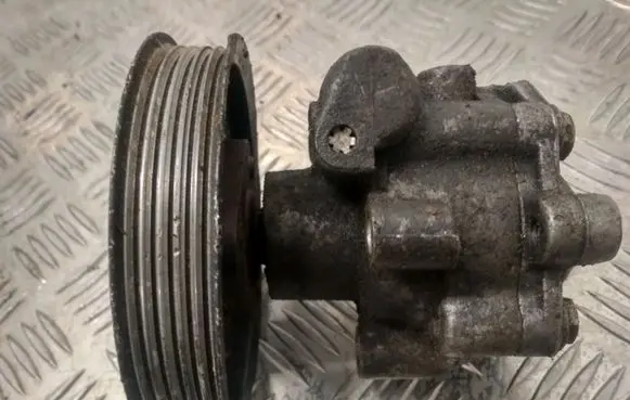 Volkswagen PASSAT B5 Power steering pump 038145255D