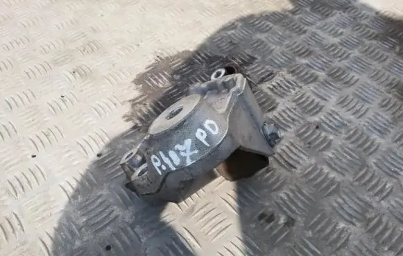 Peugeot 407 Engine mount bracket