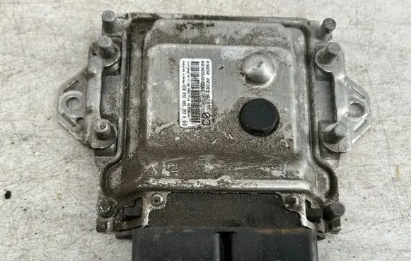 Suzuki Swift I Engine control unit/module 0261S04260 3392068K00 1039S32596