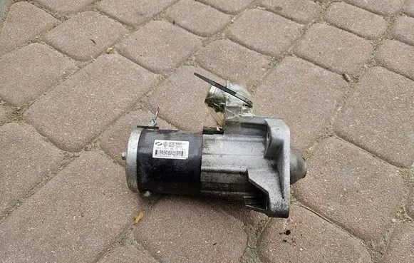 Opel Vivaro Starter motor 233009590R