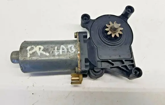 Mercedes-Benz E W210 Front door window regulator motor 0130821671