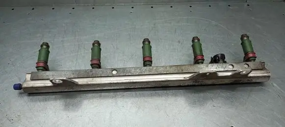 Volvo V70 Fuel injector supply line/pipe 