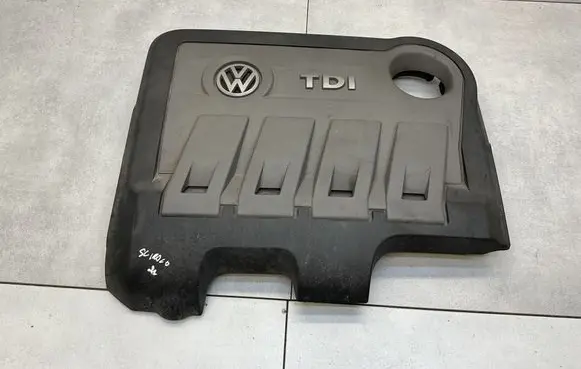 Volkswagen PASSAT B7 Engine cover (trim) 03L103925R