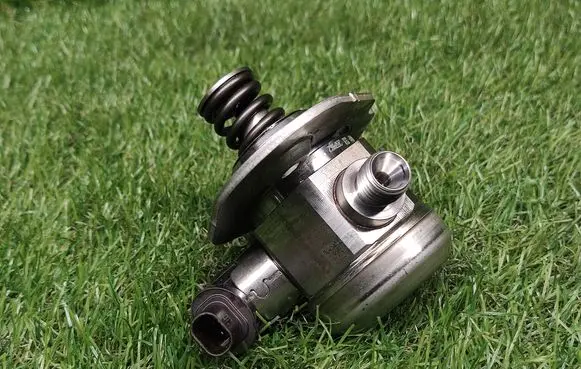 BMW 3 F30 F35 F31 Fuel injection high pressure pump 7642466 13517642466 0261520258
