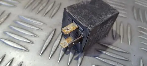 Volkswagen Golf III Other relay 111953227D