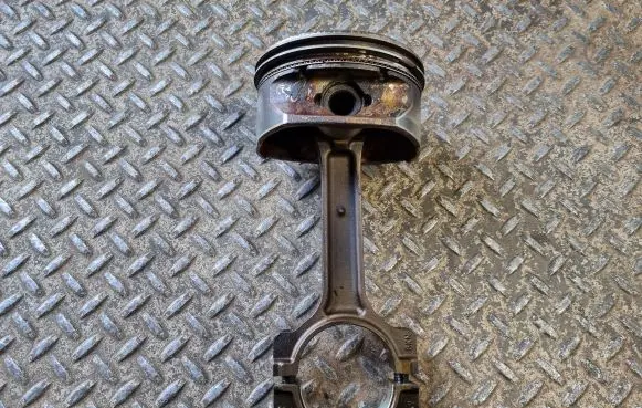 Cadillac Escalade Piston with connecting rod