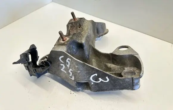 Audi A6 S6 C5 4B Engine mounting bracket 8E0199352F