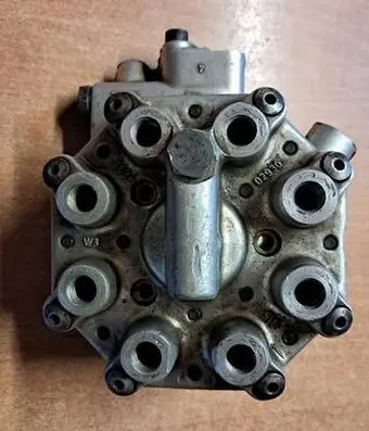 Mercedes-Benz SL R107 Fuel distributor 0438100068