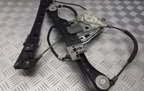 Mercedes-Benz C W203 Front door window regulator with motor 119651-105