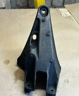Engine mounting bracket
