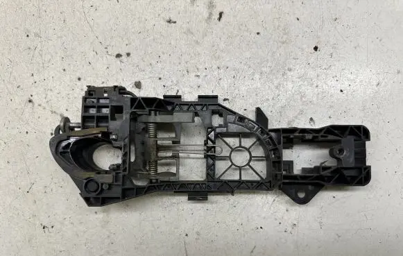 Volkswagen PASSAT B6 Rear door exterior handle/bracket 3C0837886E