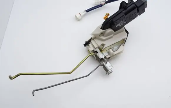 Suzuki Liana Front door lock 