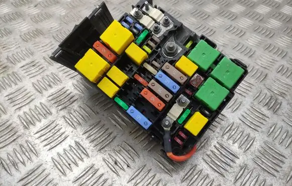 Peugeot 308 Fuse module 9804848580