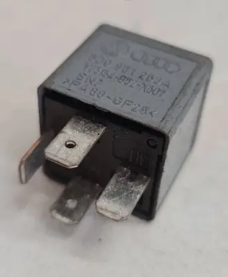 Volkswagen PASSAT B5.5 Other relay 8D0951253A V23134B52X301 PA66GF25