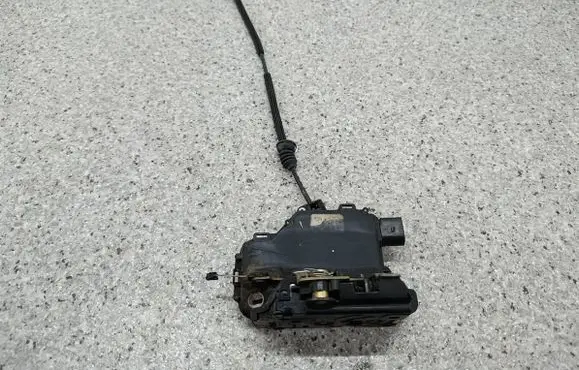 Volkswagen New Beetle Front door lock 3B1837016A