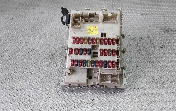 Nissan Primera Fuse module 24350AV700