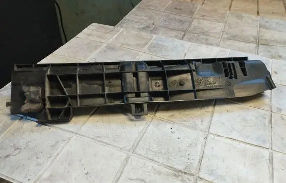 BMW 1 E81 E87 Radiator support slam panel bracket 17107524912