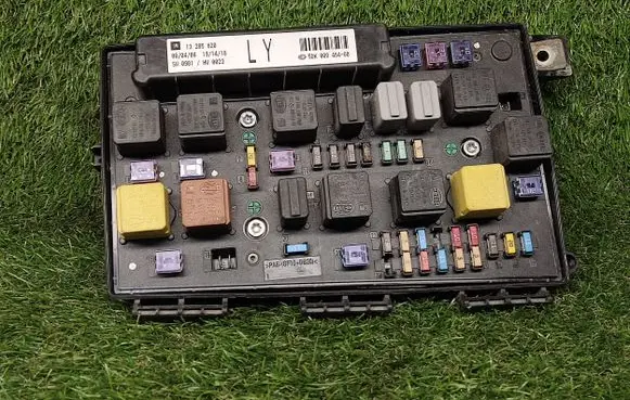 Opel Zafira B Power management control unit 13285620M 13285620LY 5DK00946460